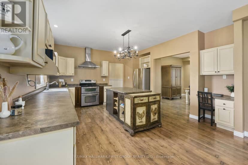 3937 Larose Crescent — photo 13 of 40