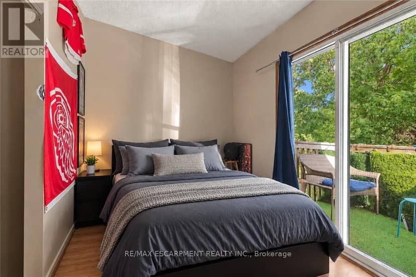 26 Renfrew Street E — photo 8 of 40