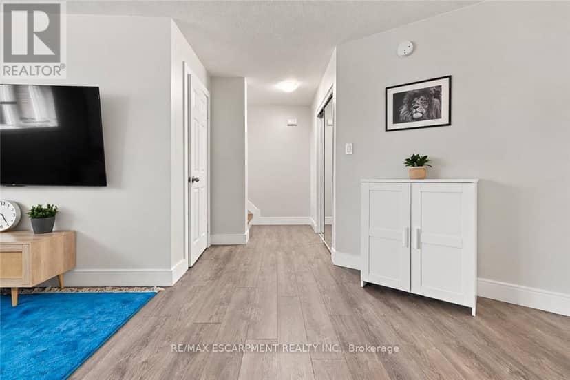 26 Renfrew Street E — photo 23 of 40