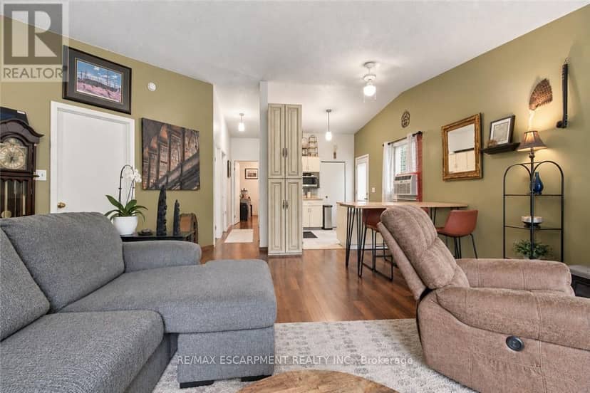 26 Renfrew Street E — photo 33 of 40
