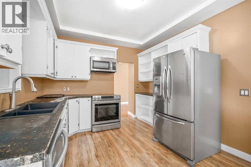 227 4 Street SW, Medicine Hat, photo 2