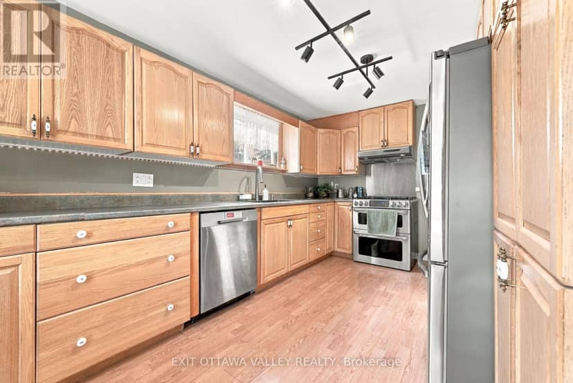 15 Troyes Street, Deep River, photo 8