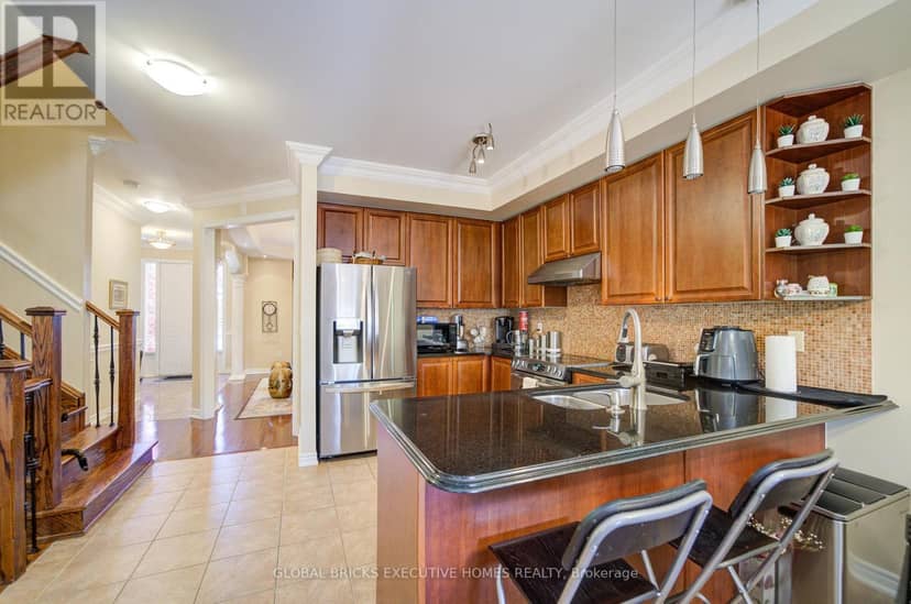 3885 Eglinton Avenue — photo 12 of 35