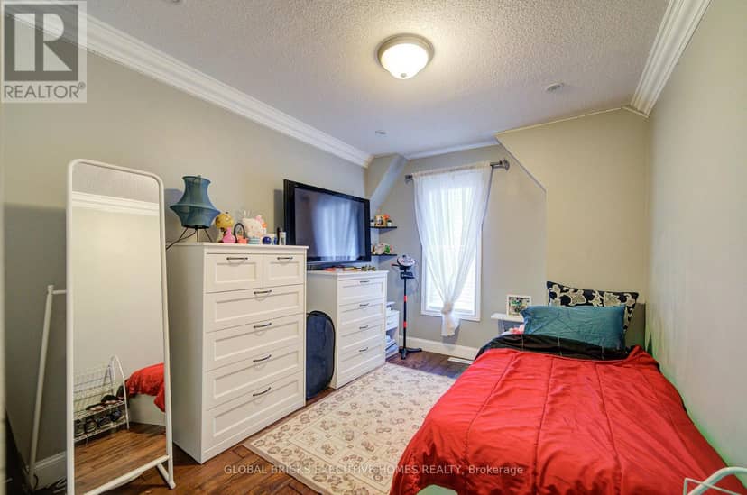 3885 Eglinton Avenue — photo 19 of 35