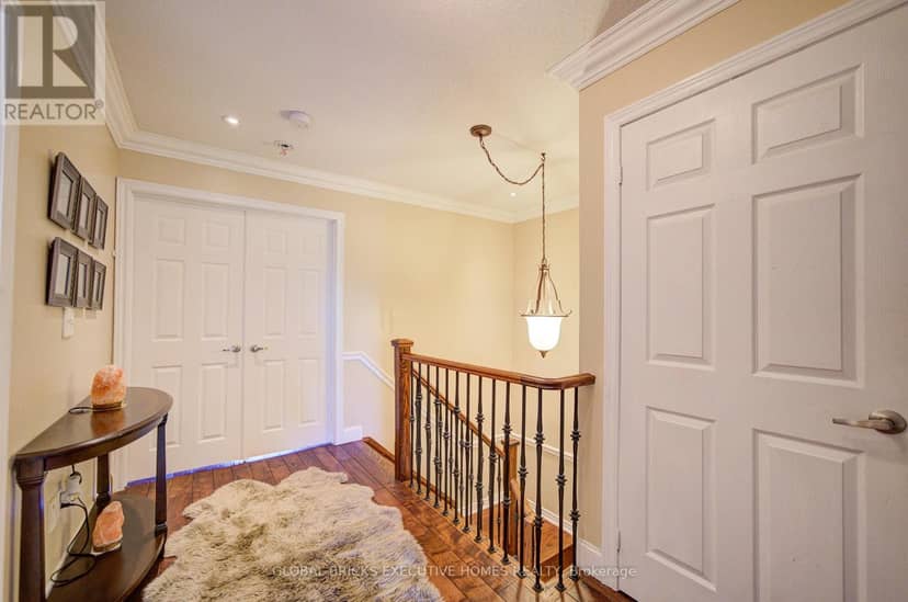 3885 Eglinton Avenue — photo 20 of 35
