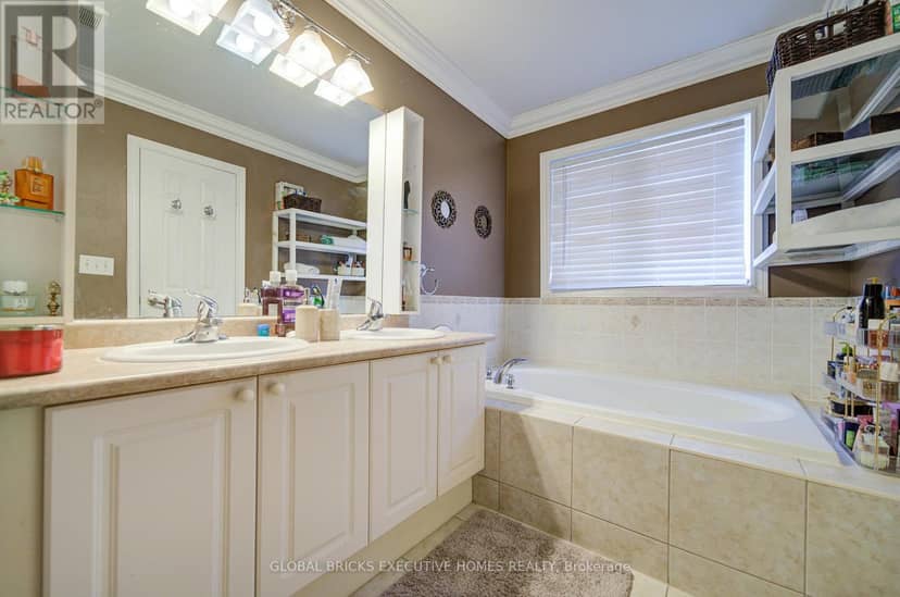 3885 Eglinton Avenue — photo 25 of 35