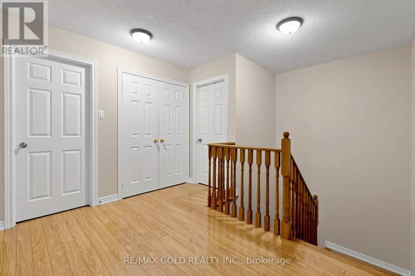 284 Holmes Crescent — photo 27 of 40