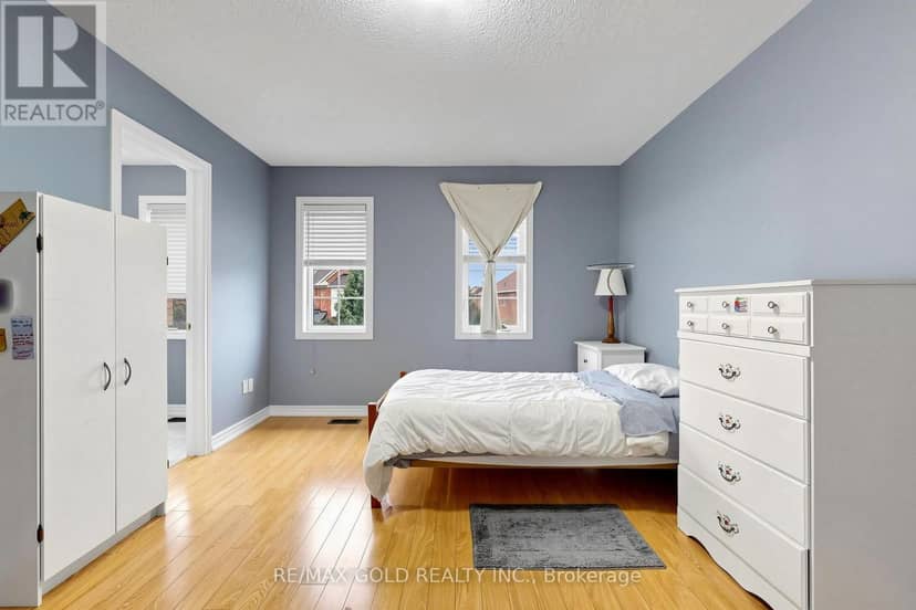 284 Holmes Crescent — photo 34 of 40