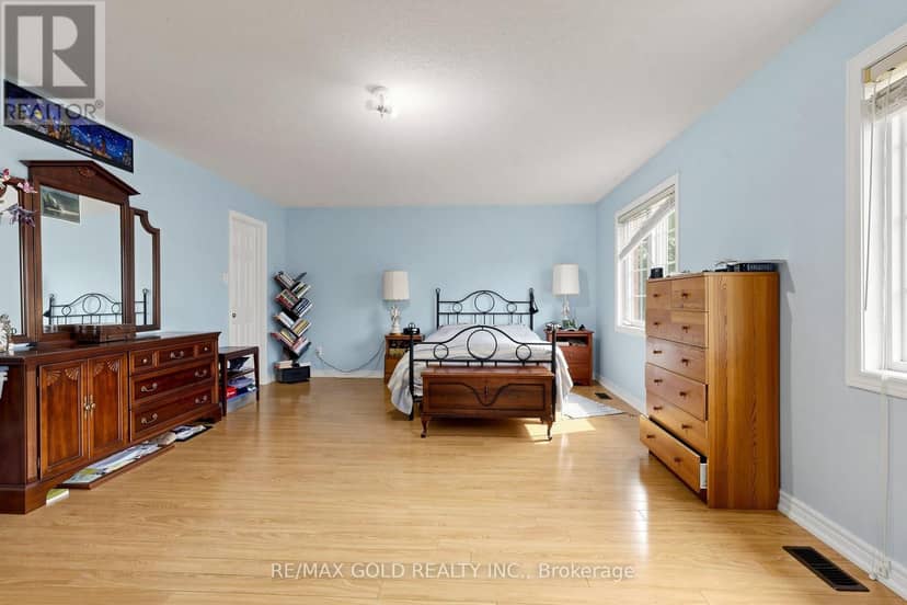 284 Holmes Crescent — photo 30 of 40