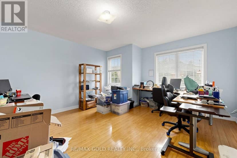 284 Holmes Crescent — photo 38 of 40