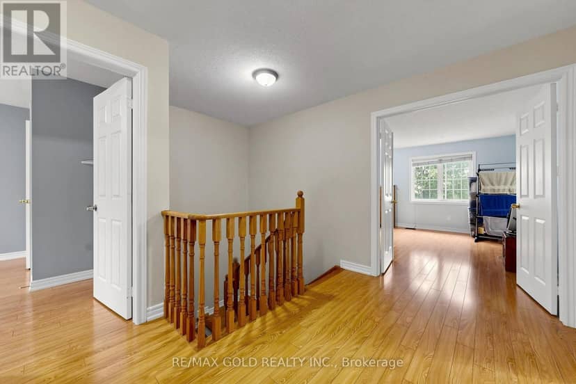 284 Holmes Crescent — photo 28 of 40