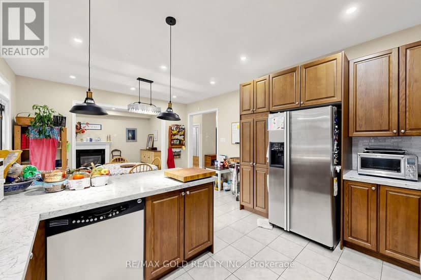 284 Holmes Crescent — photo 21 of 40