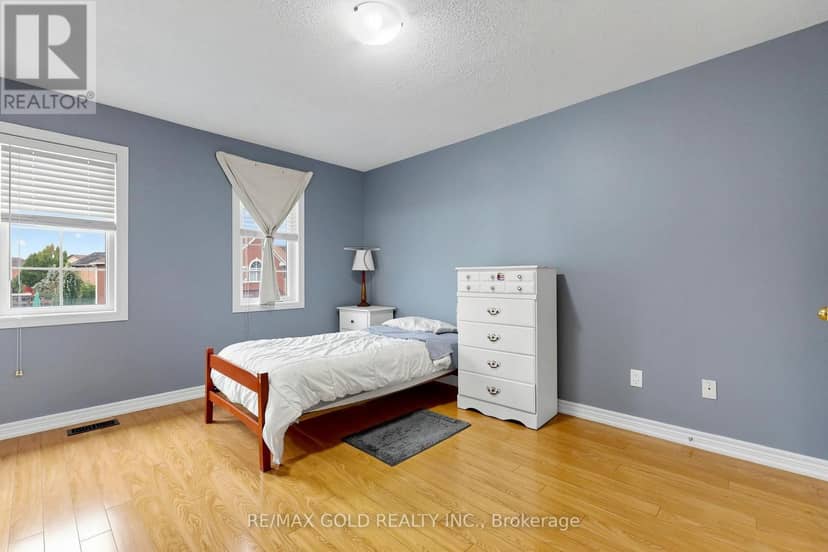 284 Holmes Crescent — photo 33 of 40