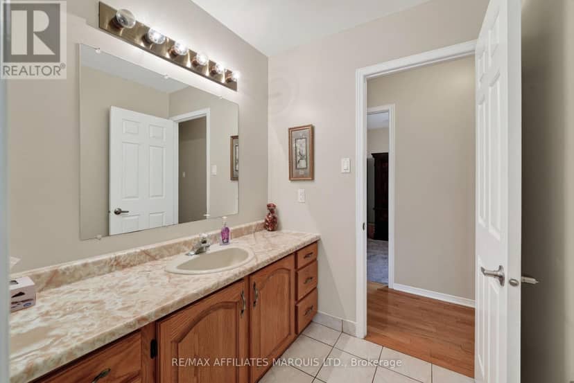 828 Chelsea Crescent — photo 20 of 40