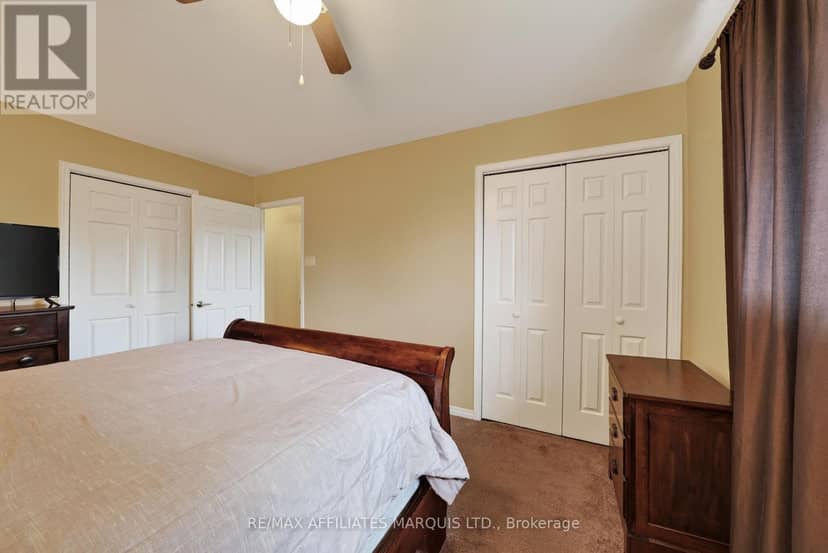 828 Chelsea Crescent — photo 23 of 40