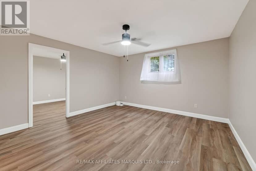 828 Chelsea Crescent — photo 30 of 40