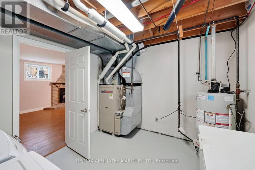 828 Chelsea Crescent — photo 36 of 40