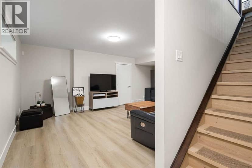 3804 Sarcee Road SW — photo 31 of 40