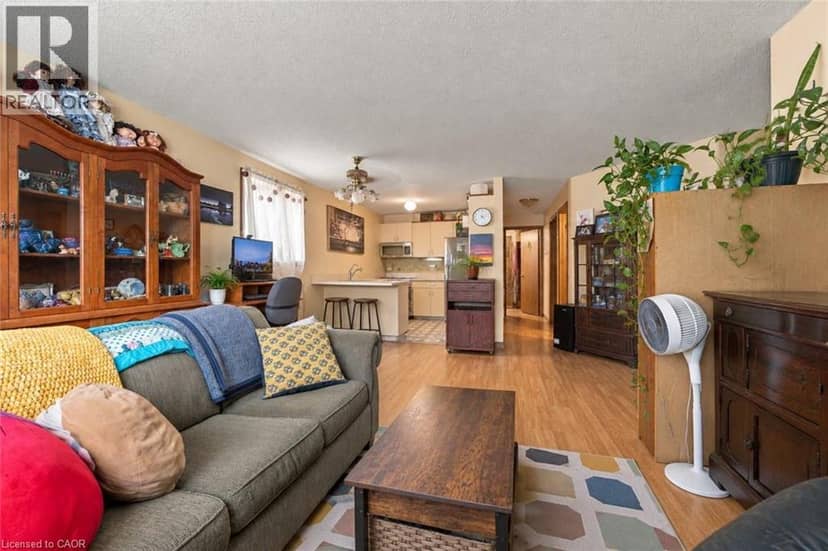 26 RENFREW Street E — photo 16 of 40