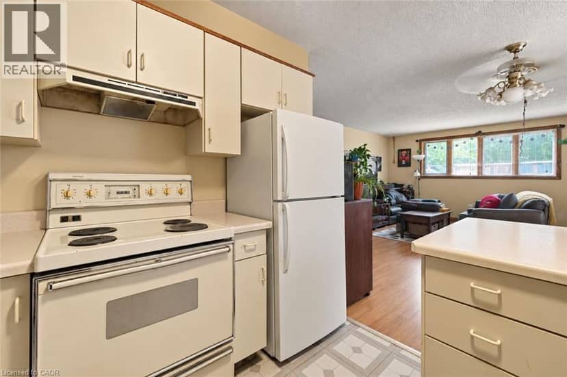 26 RENFREW Street E — photo 17 of 40