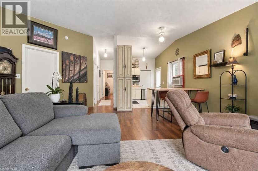 26 RENFREW Street E — photo 33 of 40