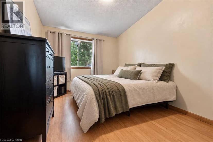 26 RENFREW Street E — photo 9 of 40