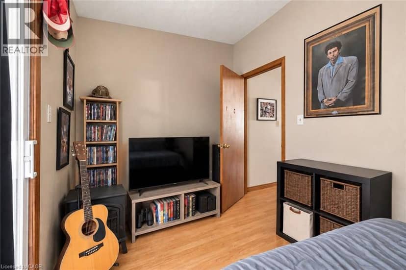 26 RENFREW Street E — photo 10 of 40