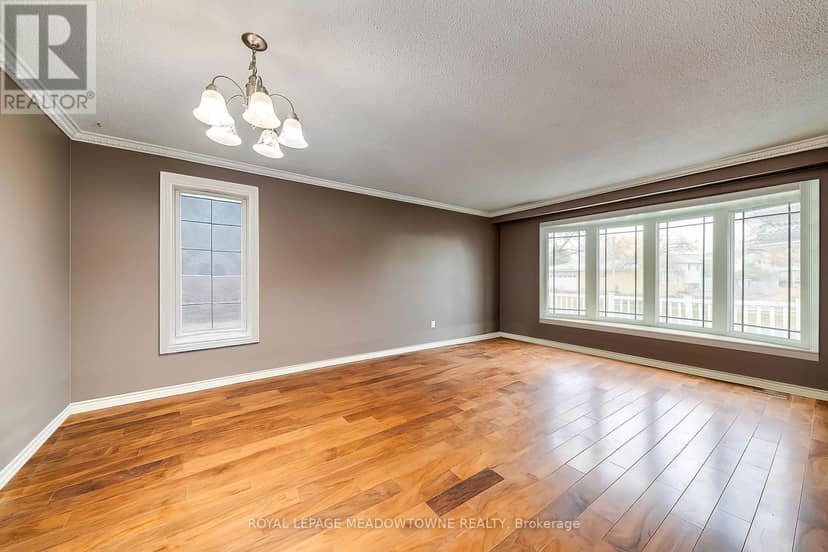 8 Midhurst Drive — photo 2 of 13
