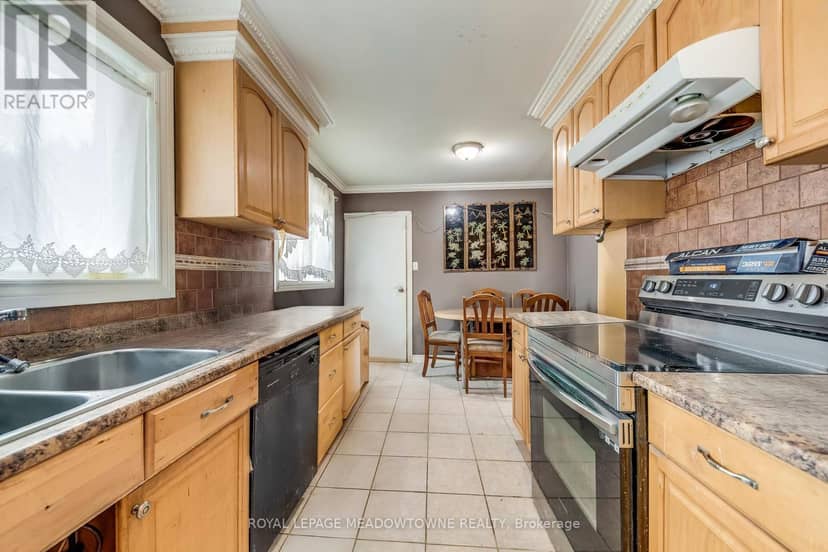 8 Midhurst Drive — photo 5 of 13
