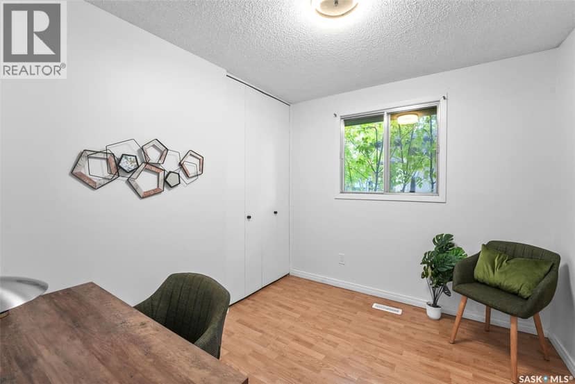 90 Turner CRESCENT — photo 12 of 20