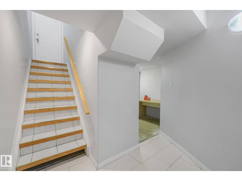 8712 137 AV NW — photo 32 of 40