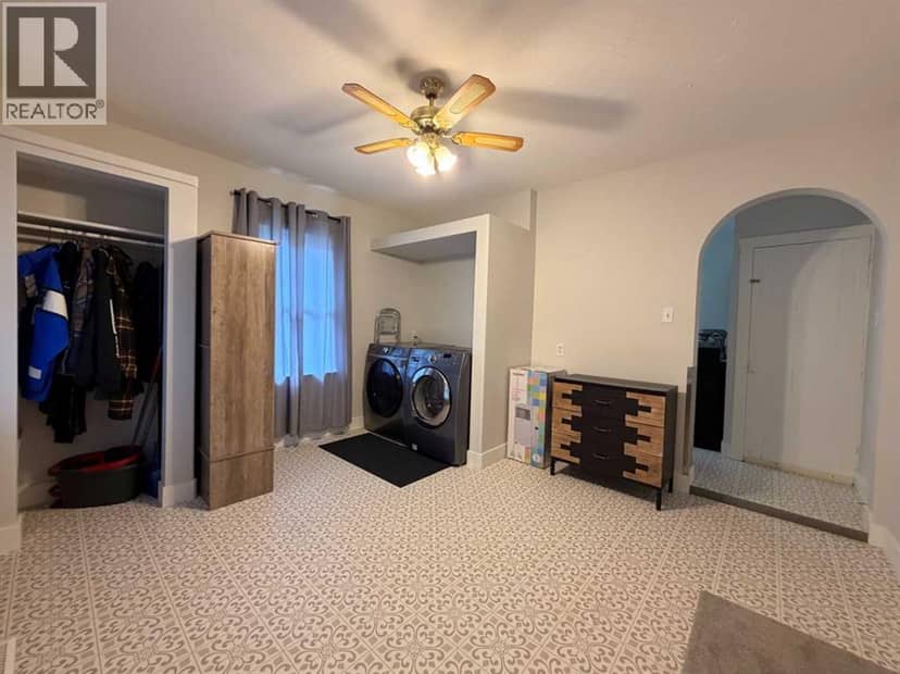 5003 55 Ave — photo 9 of 16