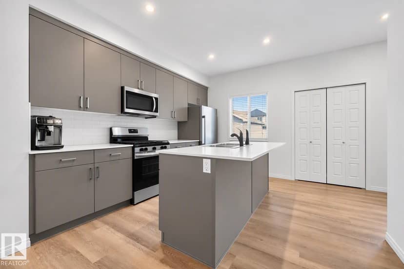 3716 42 AV — photo 15 of 40