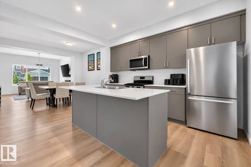3716 42 AV — photo 16 of 40