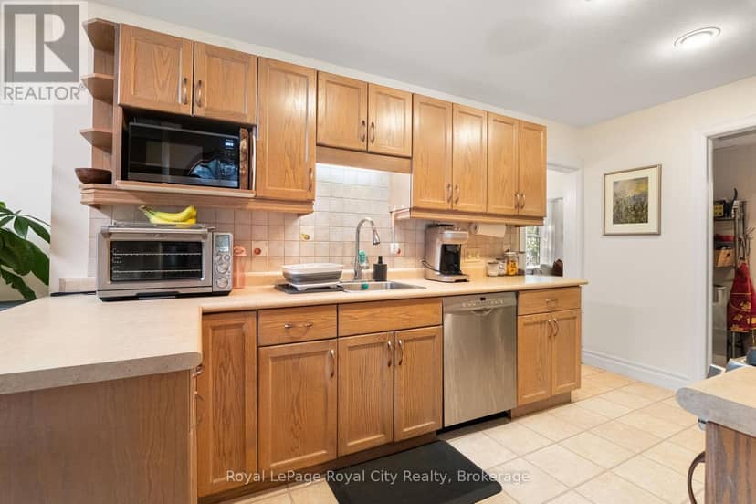 98 Waterloo Avenue — photo 11 of 36