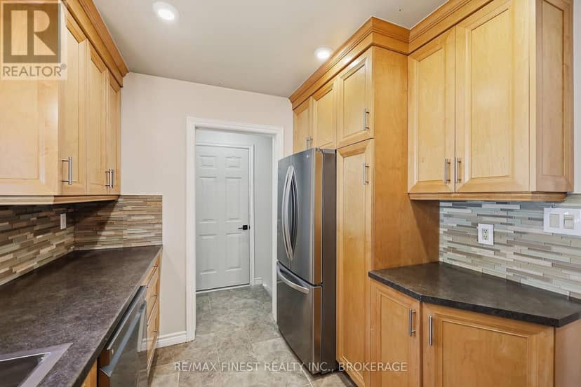 933 Mayfair Crescent — photo 17 of 40
