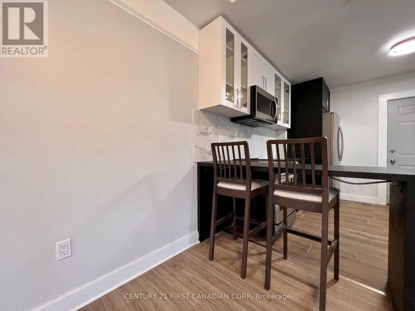 27 Wharncliffe Road S — photo 19 of 40