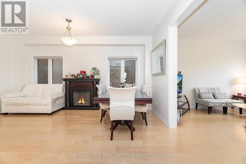 301 Ridley Crescent — photo 4 of 40