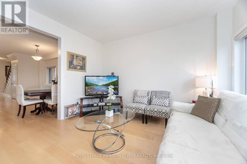 301 Ridley Crescent — photo 8 of 40