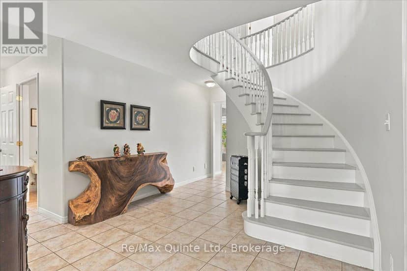 11 Huron Lane — photo 3 of 40