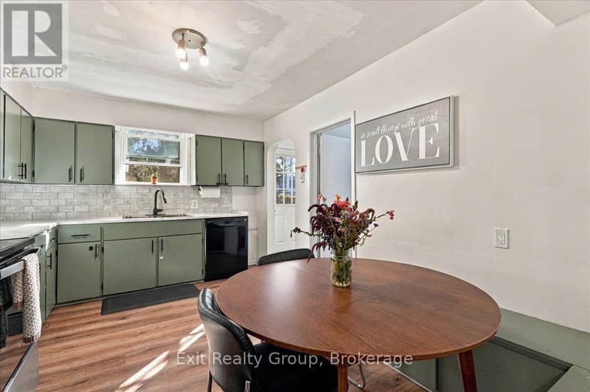 129 Harcourt Road — photo 16 of 40