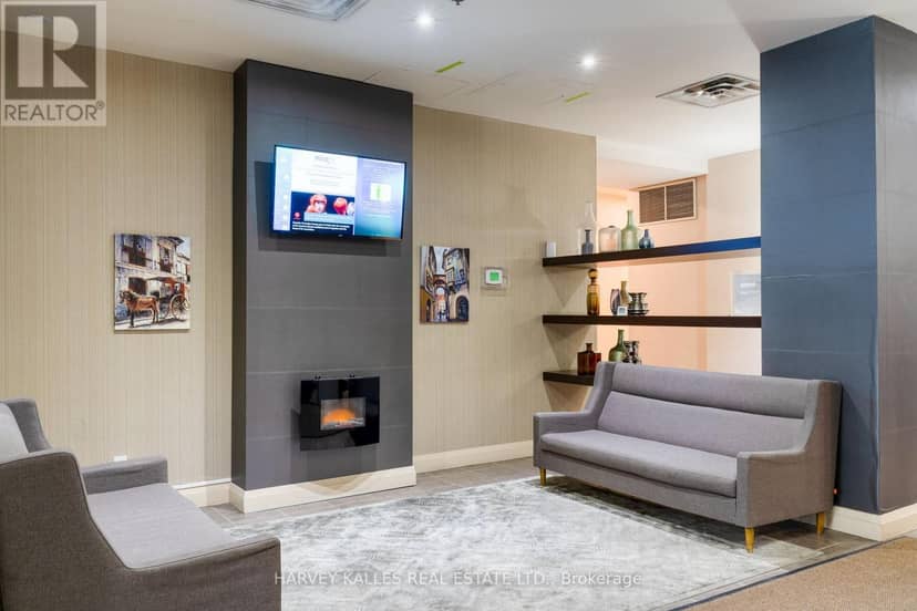 313 - 225 Wellesley Street E, Toronto, photo 2