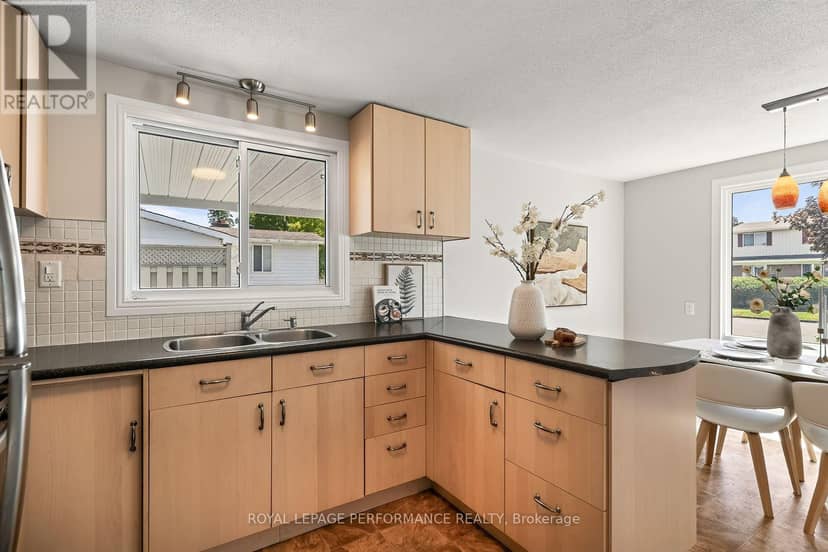 2179 Erinbrook Crescent — photo 11 of 40