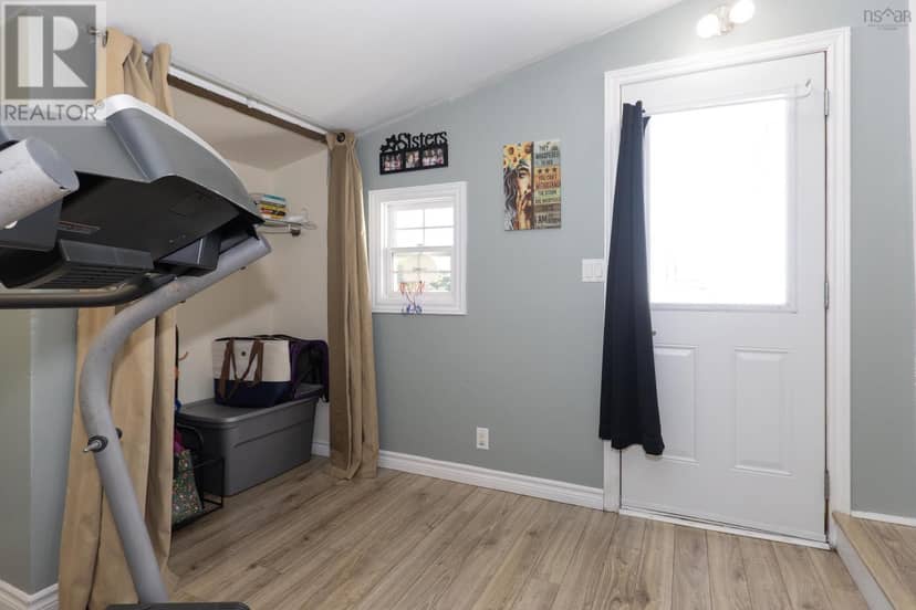 16 Lorne Crescent — photo 12 of 32