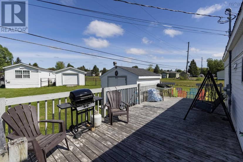 16 Lorne Crescent — photo 2 of 32