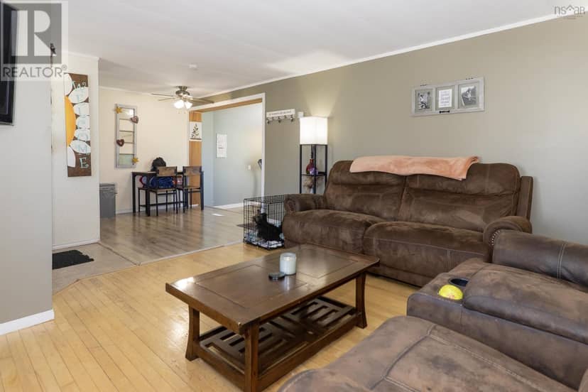 16 Lorne Crescent — photo 8 of 32