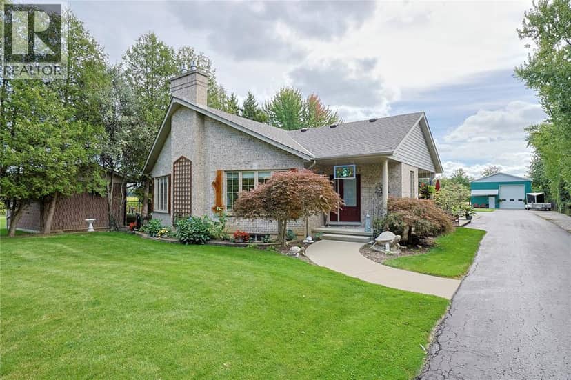 5121 Lakeshore ROAD, Plympton-Wyoming, photo 2