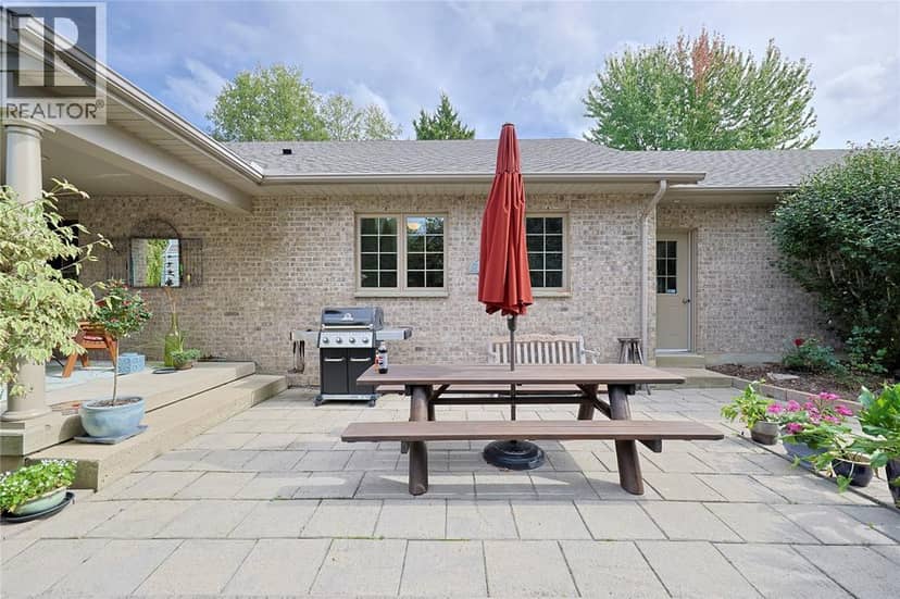 5121 Lakeshore ROAD, Plympton-Wyoming, photo 5