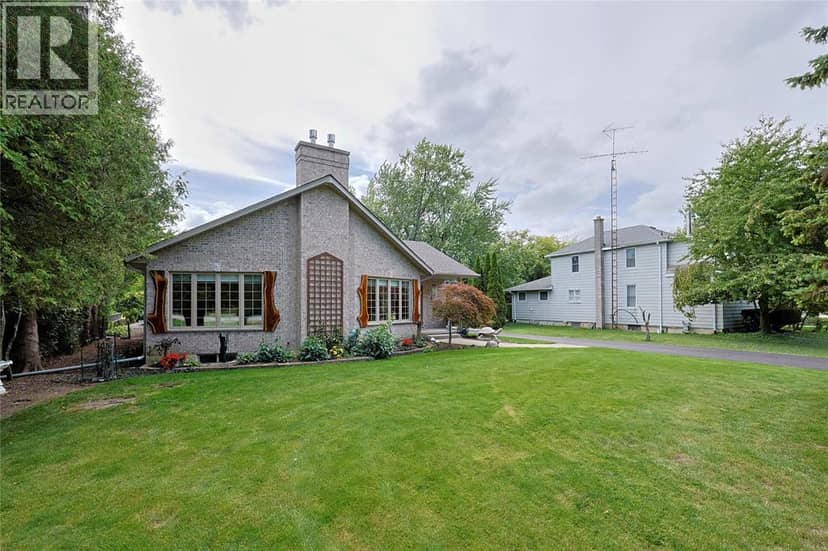 5121 Lakeshore ROAD, Plympton-Wyoming, photo 3