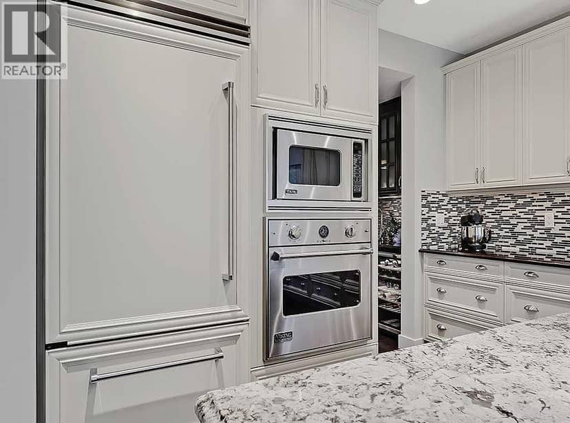 9318 14 Avenue SW — photo 10 of 40